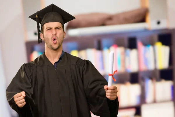 Jonge afstuderen man bedrijf certificaat — Stockfoto