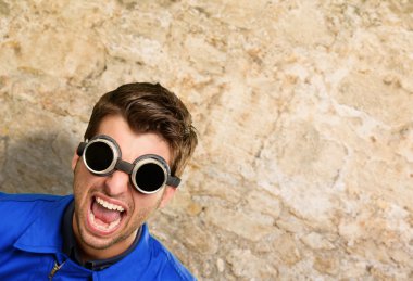 gözlüğü takan bir mühendis portresi