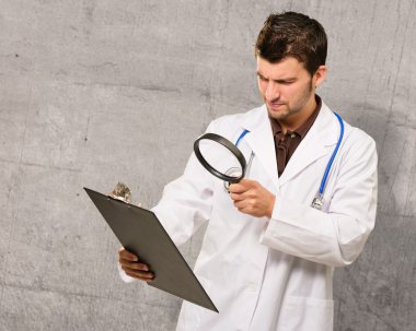 genç doktor Büyüteç arıyor