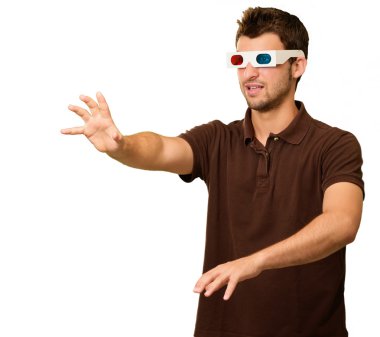 3D gözlük takan genç adam