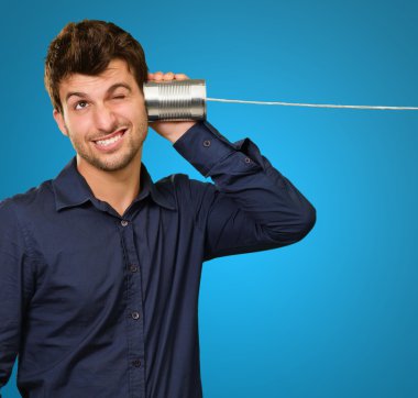 genç adam konserve telefondan dinleme