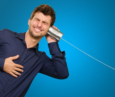 genç adam--dan el hareketi teneke kutu-e doğru telefon dinleme
