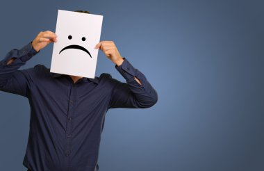 bir kart ile yüz kağıt tutan adam