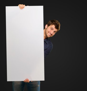 genç adam tutarak afiş