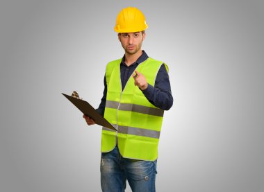 Genç mühendis holding yazma pad el hareketi