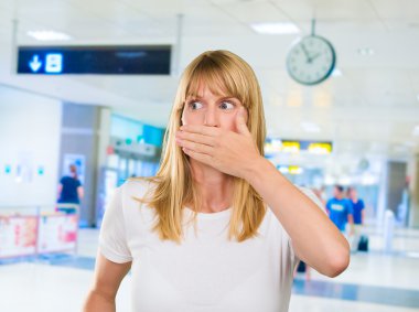 genç kadının ağzına el ile