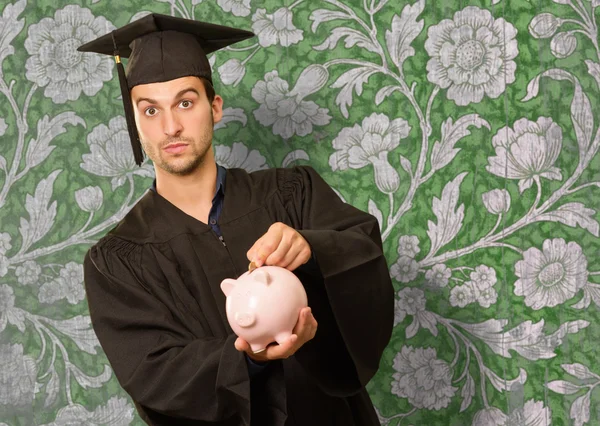 Piggybank de exploração do homem pós-graduação — Fotografia de Stock