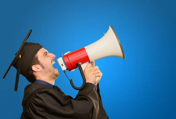 Graduado hombre gritando en el megáfono —  Fotos de Stock