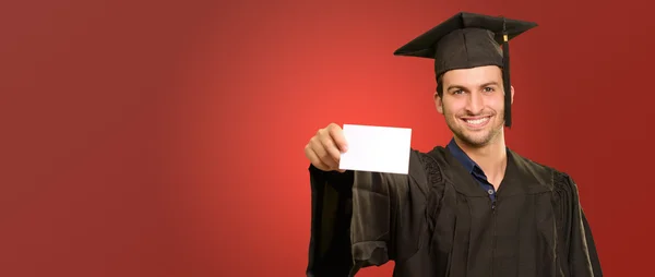 Graduate man visar tomt kort — Stockfoto