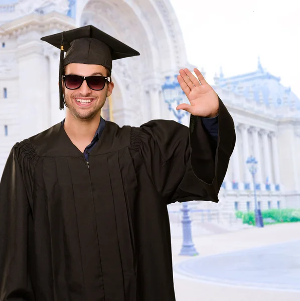 Graduate Man mostrando sua mão — Fotografia de Stock
