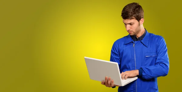 Jovem Técnico Grave Trabalhando no Laptop — Fotografia de Stock