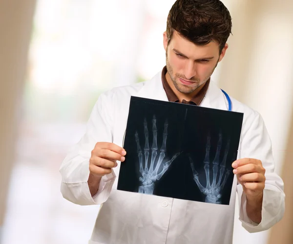 Dokter kijkt naar röntgenfoto — Stockfoto