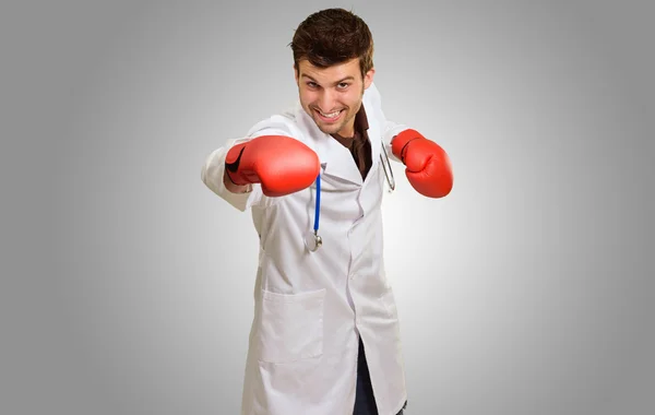 Jovem Doutor vestindo luvas de boxe — Fotografia de Stock