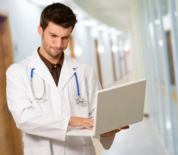 Porträtt av läkare hålla laptop — Stockfoto