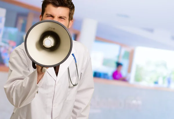 Médico masculino gritando em Megafone — Fotografia de Stock