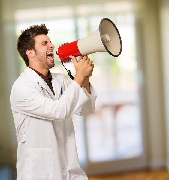 Médico masculino gritando no megafone — Fotografia de Stock