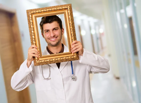 Jovem médico segurando quadro — Fotografia de Stock