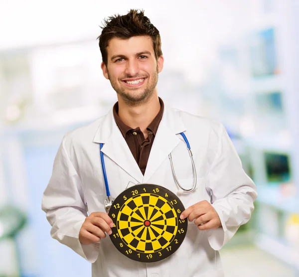 Mutlu genç bir doktor Bullseye holding — Stok fotoğraf