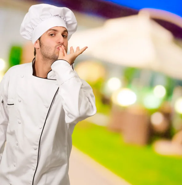 Retrato de um chef masculino beijando os dedos — Fotografia de Stock