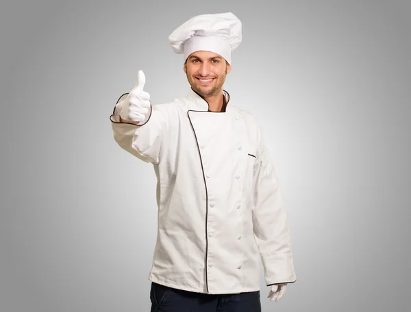 Chef masculino mostrando pulgares hacia arriba signo — Foto de Stock