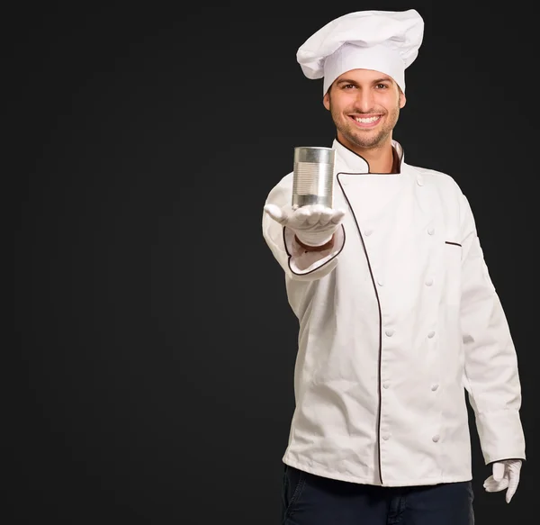 Chef masculino sosteniendo una lata — Foto de Stock