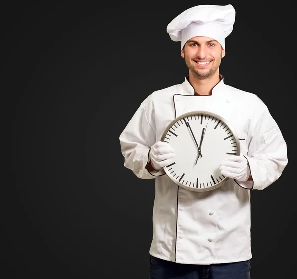Chef masculino segurando relógio de parede — Fotografia de Stock