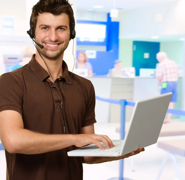 Man With Microphone Holding Laptop — Stock Photo, Image