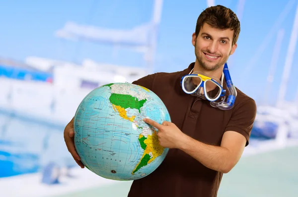 Man met snorkel houden van globe — Stockfoto