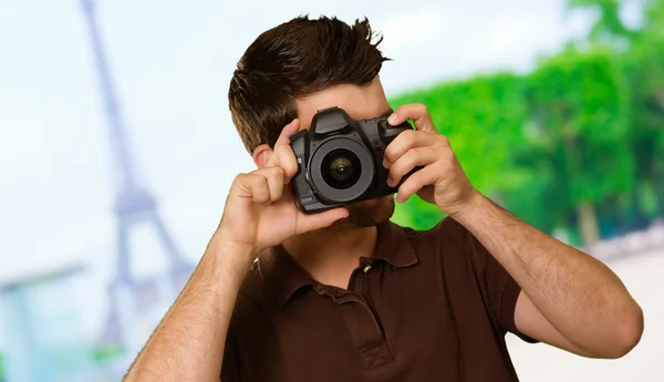 Retrato de jovem capturando foto — Fotografia de Stock