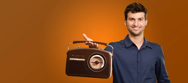 Porträtt av en man med vintage radio — Stockfoto