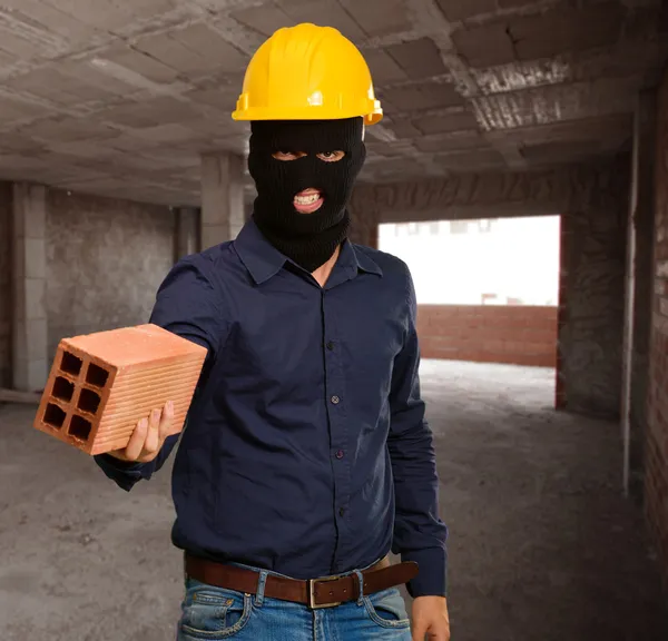 Irritado criminoso homem com tijolo — Fotografia de Stock