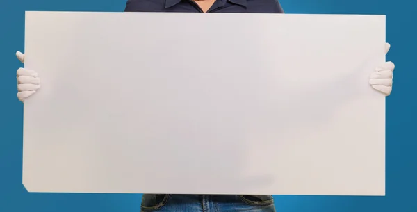 Retrato de un hombre con máscara sosteniendo la tarjeta en blanco — Foto de Stock