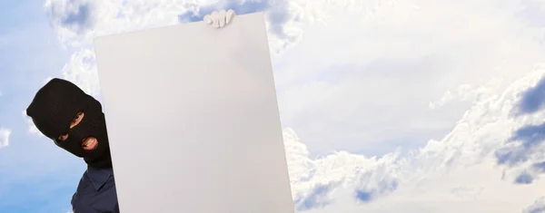 Homem assaltante segurando Placard em branco — Fotografia de Stock