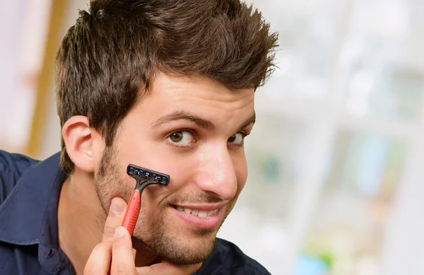 Homem barbeando sua barba — Fotografia de Stock