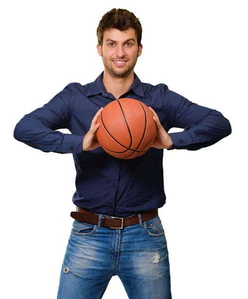 年轻人扔篮球 — 图库照片