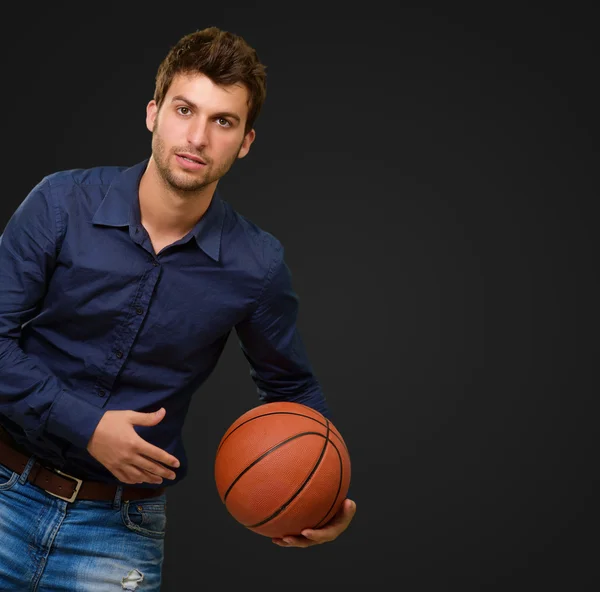 Młody człowiek gra w koszykówkę — Zdjęcie stockowe