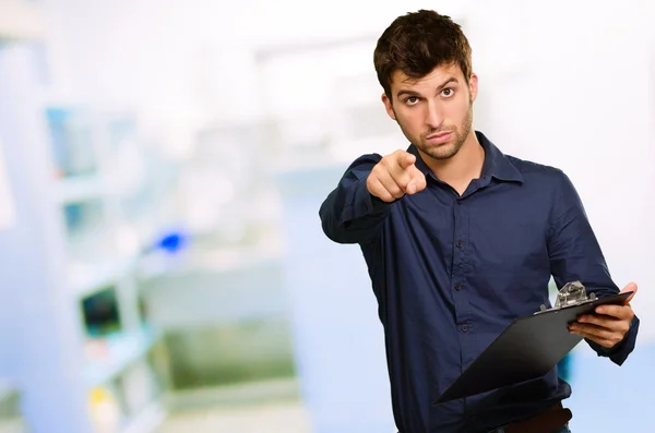 Portrait Of Man Holding Clipboard And Gesturing — Stock Photo, Image