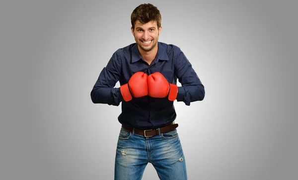 Giovane uomo che indossa guanti da boxe — Foto Stock