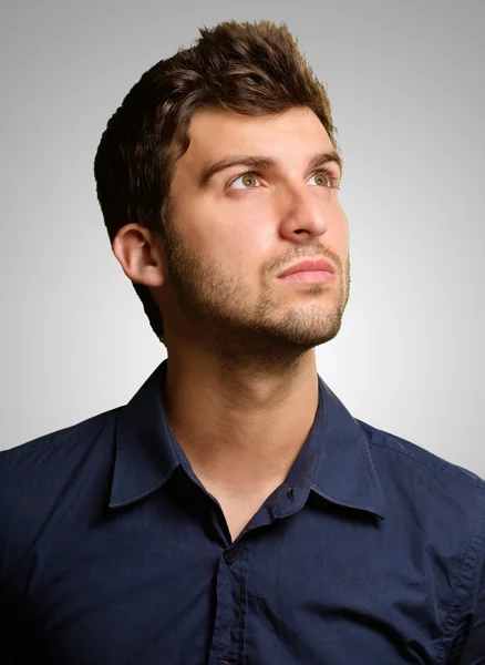Porträt eines jungen Mannes, der nach oben blickt — Stockfoto