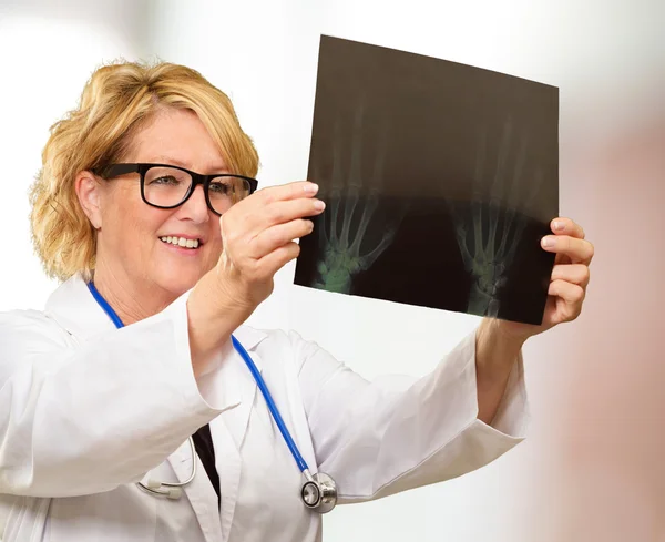 Médecin féminin examinant un rapport de radiographie — Photo