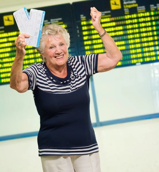 搭乗券を保持している幸せの年配の女性 — ストック写真