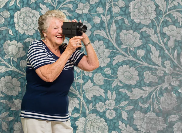 Senior vrouw vastleggen foto — Stockfoto