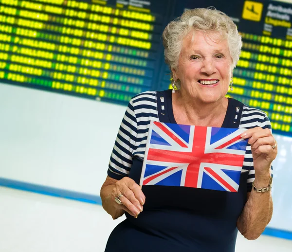 Happy Senior Woman Holding Bandera del Reino Unido —  Fotos de Stock