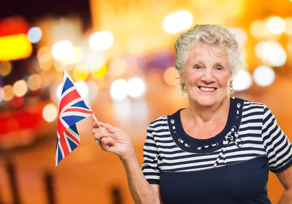 Happy Senior Woman Holding Reino Unido Bandeira — Fotografia de Stock