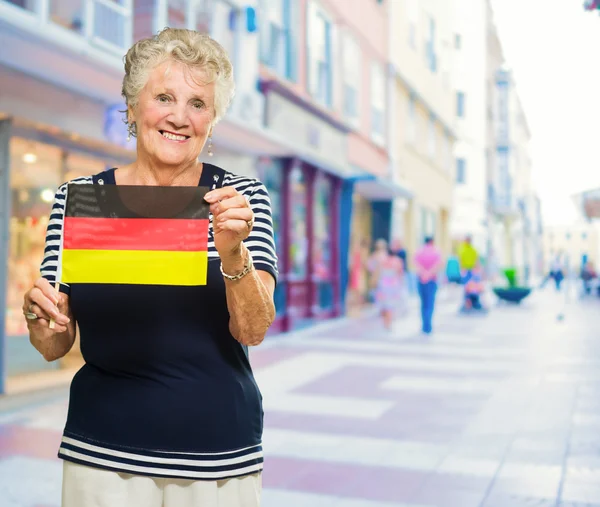 Happy Senior Femme Holding Allemagne Drapeau — Photo