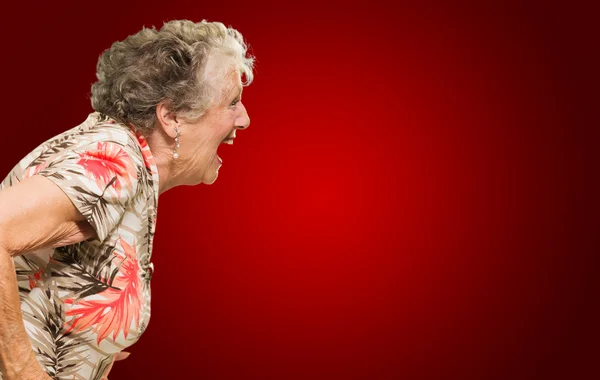 Porträt einer schockierten Seniorin — Stockfoto