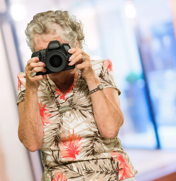 Mature Woman Capturing Photo — Stock Photo, Image