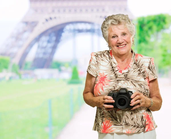 Felice donna matura tenendo macchina fotografica — Foto Stock