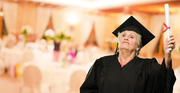 Femme âgée détenant un certificat d'obtention du diplôme — Photo