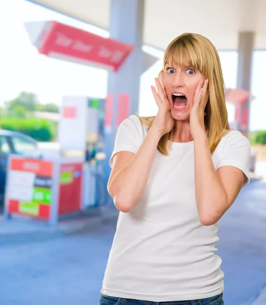 Portret van geschokt vrouw — Stockfoto